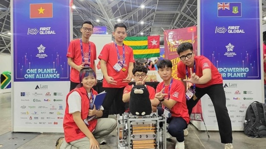 Vietnamese students win gold medal at world’s largest robotic competition